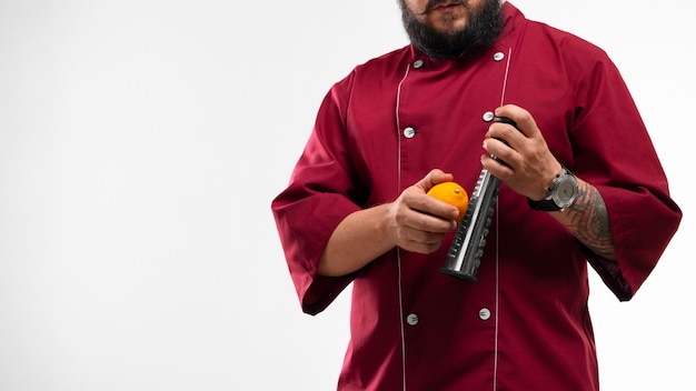 Foto grátis homem vestindo traje de chef