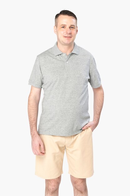 Homem vestindo uma camisa pólo cinza básica, vista frontal