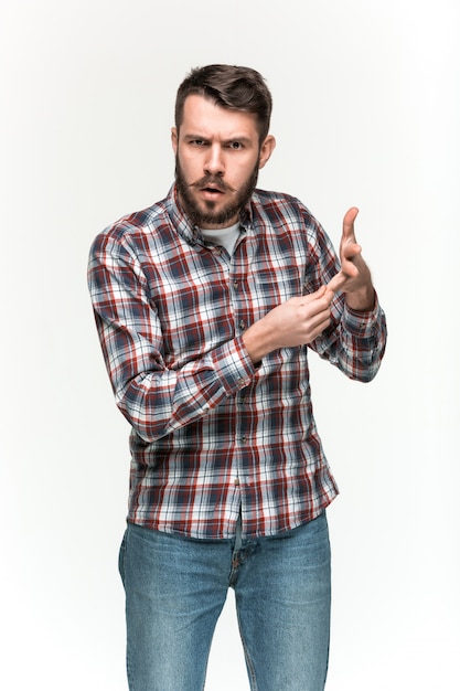 Homem vestindo uma camisa quadriculada está procurando pouter com um objeto imaginário nas mãos. Sobre o espaço em branco