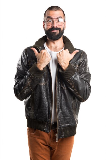 Homem vestindo uma jaqueta de couro com o polegar para cima