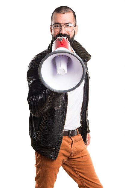Homem vestindo uma jaqueta de couro gritando por megafone