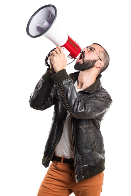 Homem vestindo uma jaqueta de couro gritando por megafone