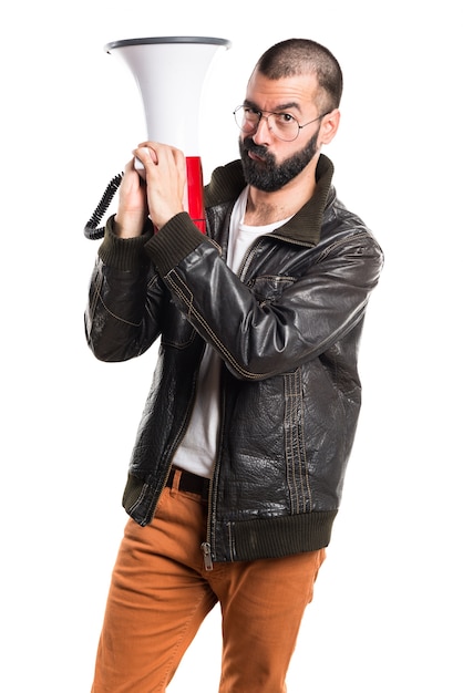 Homem vestindo uma jaqueta de couro gritando por megafone