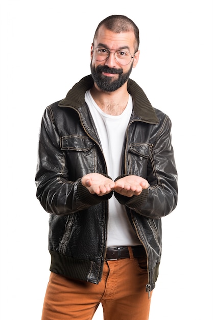 Homem vestindo uma jaqueta de couro segurando algo