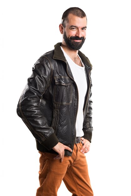 Homem vestindo uma jaqueta de couro