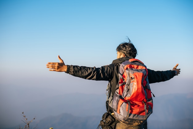 Homem viajando com mochila caminhadas nas montanhas