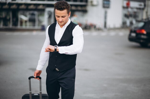 Homem viajando com uma mala de viagem