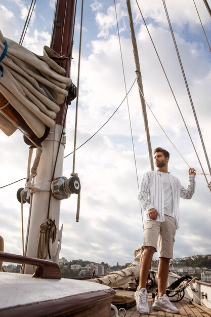 Homem viajando de barco em San Sebastian