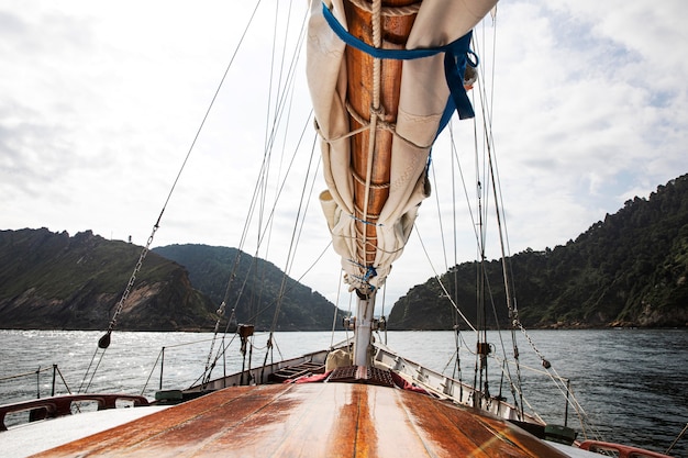 Foto grátis homem viajando de barco em san sebastian