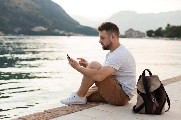 Homem viajando sozinho em montenegro