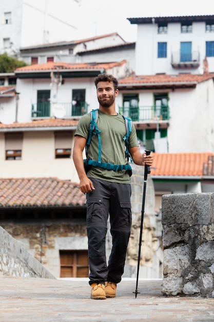 Homem viajando sozinho em mutriku, tendo seus fundamentos em uma mochila