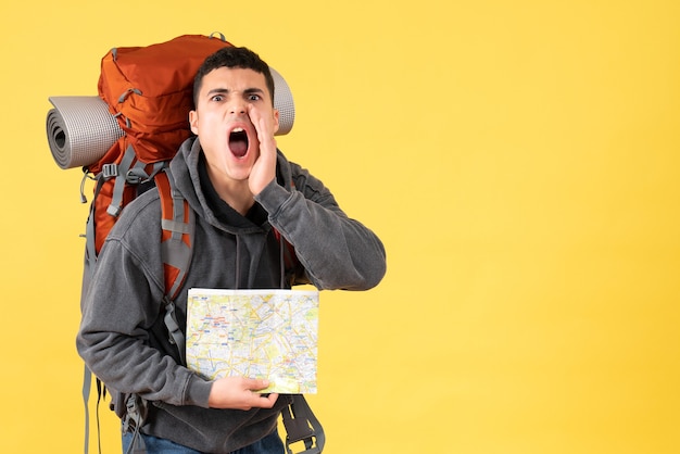 Homem viajante gritando de frente com uma mochila segurando o mapa