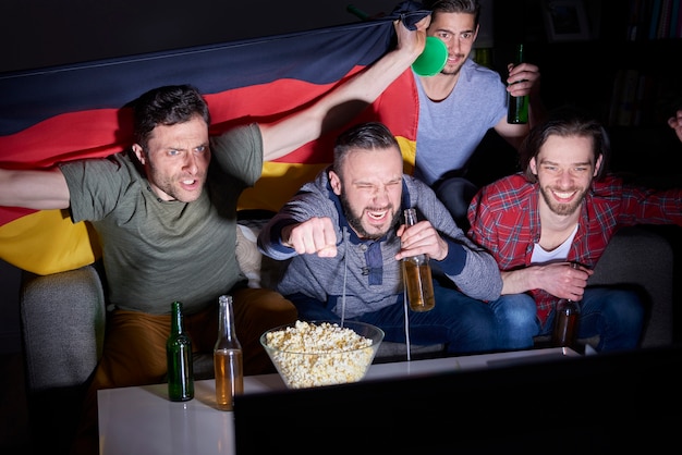 Foto grátis homens assistindo campeonato na tv