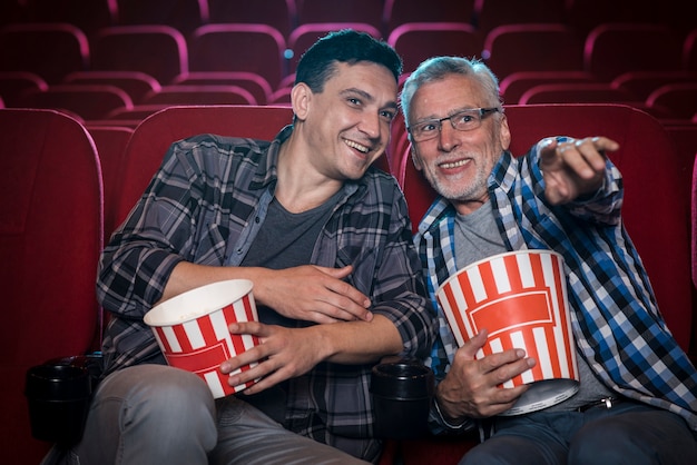 Homens assistindo filme no cinema