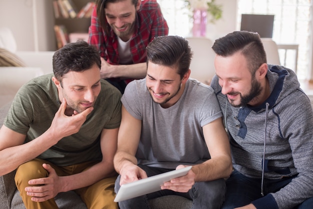 Homens assistindo vídeo em um tablet