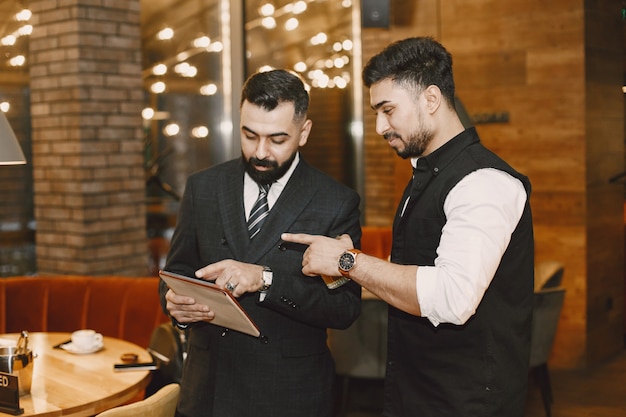 Homens bonitos em um restaurante