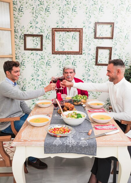 Homens, clanging, óculos, em, festivo, tabela