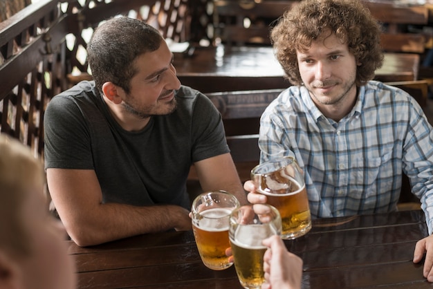 Homens, com, bebida, descansar, barzinhos