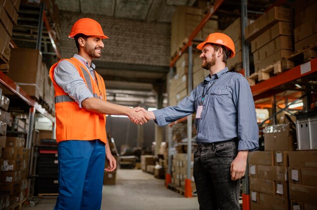 Homens com equipamentos de segurança no trabalho