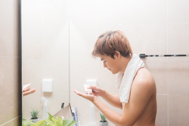Homens cuidando da pele, rotina de lavagem facial matinal para limpeza de espinhas.