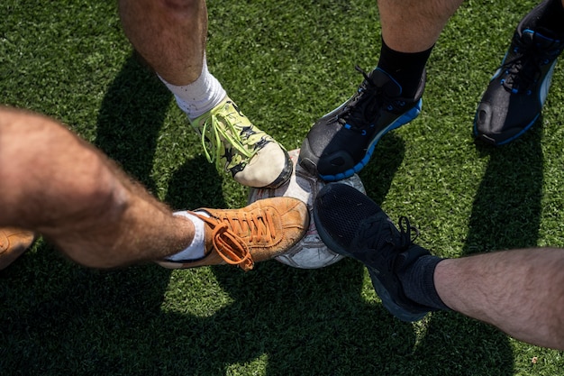 Homens de alto ângulo no campo de futebol