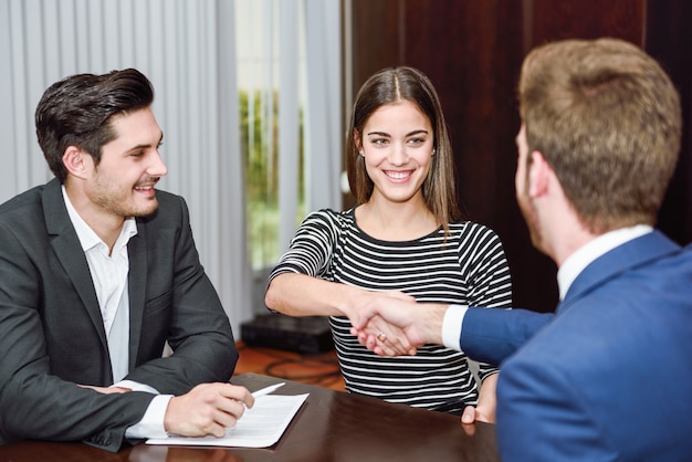 Homens de negócios com o novo funcionário