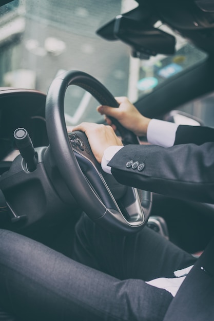 Foto grátis homens de negócios dirigem carros em seus carros