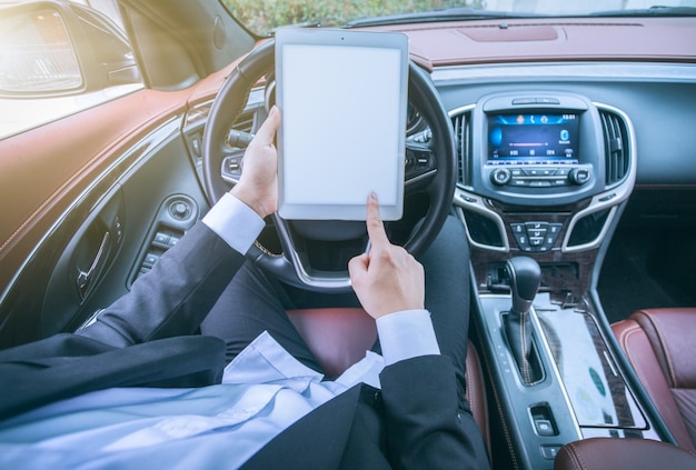 Homens de negócios trabalham com tablets em seus carros