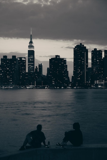 Foto grátis homens de reboque apreciam a vista de manhattan à noite