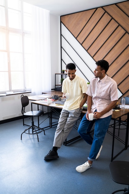 Foto grátis homens de tiro completo conversando no trabalho