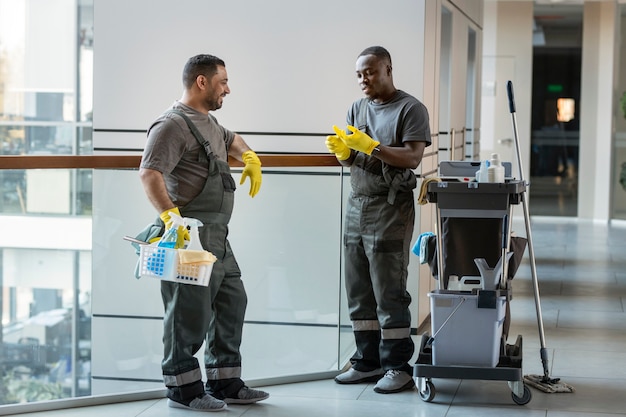 Homens de tiro completo usando equipamentos