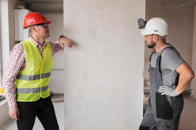 Homens de tiro médio falando no trabalho