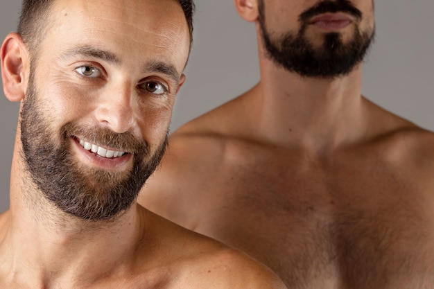 Foto grátis homens de vista frontal com barbas posando