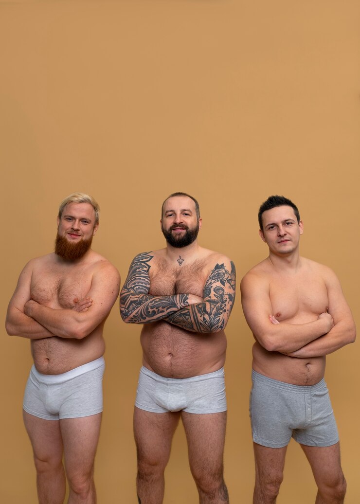 Foto grátis homens de vista frontal posando juntos no estúdio