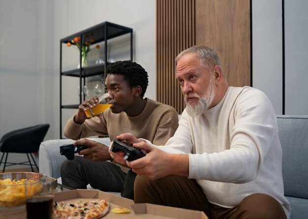 Homens de vista lateral jogando videogame