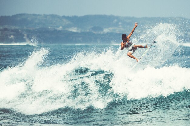 homens e meninas estão surfando