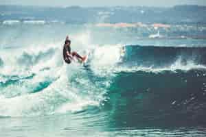 Foto grátis homens e meninas estão surfando