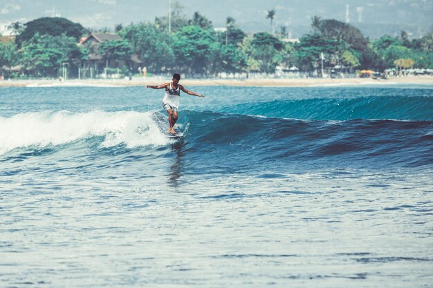 homens e meninas estão surfando