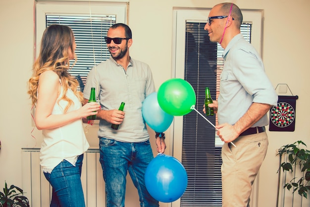 Homens e mulheres falando na festa