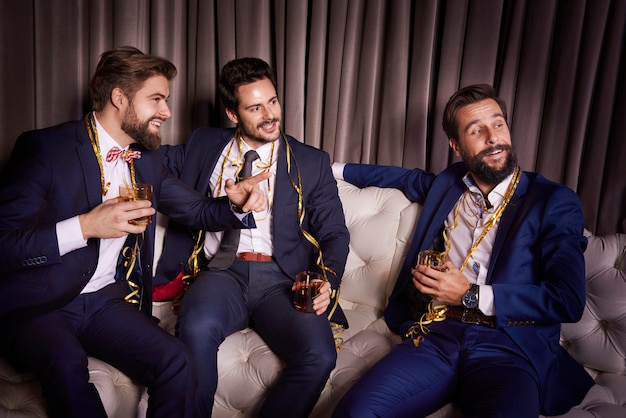 Homens elegantes com whisky