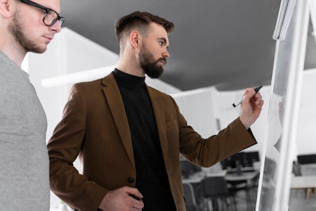 Homens falando sobre um projeto de trabalho