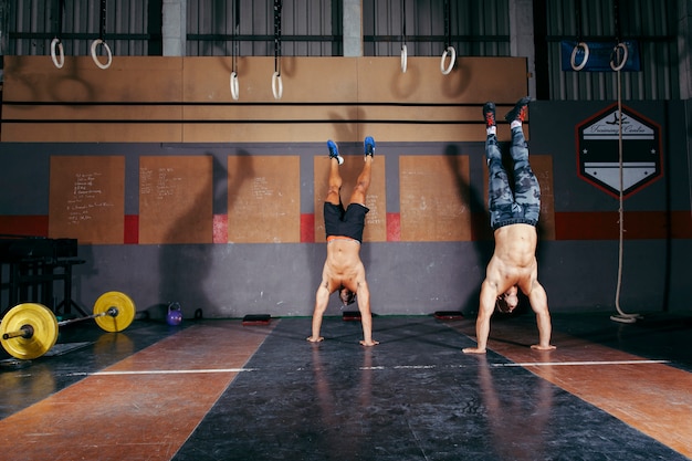 Homens fazendo handstands