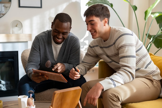 Homens fazendo maquiagem dentro de casa