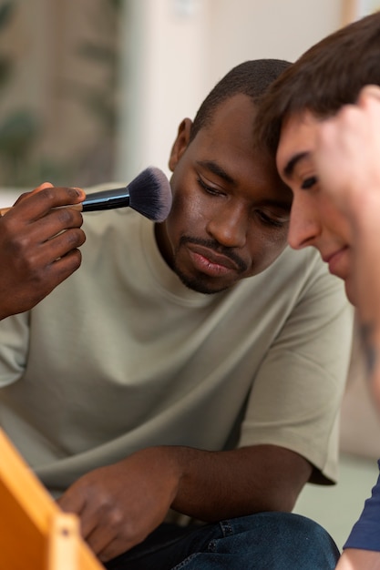 Foto grátis homens fazendo maquiagem dentro de casa