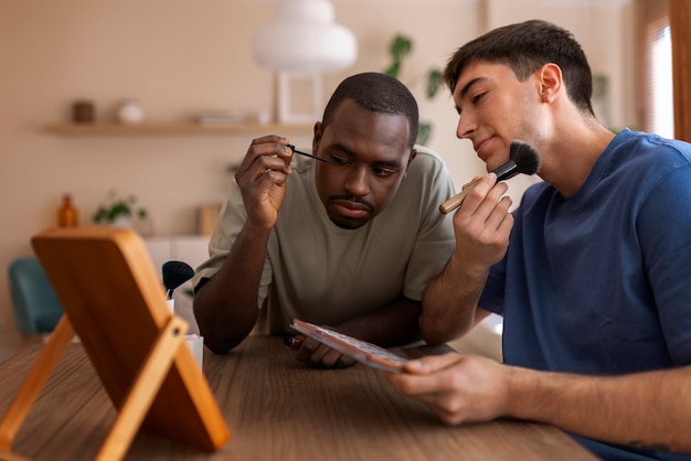 Homens fazendo maquiagem dentro de casa