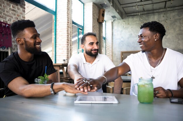 Homens felizes juntando as mãos