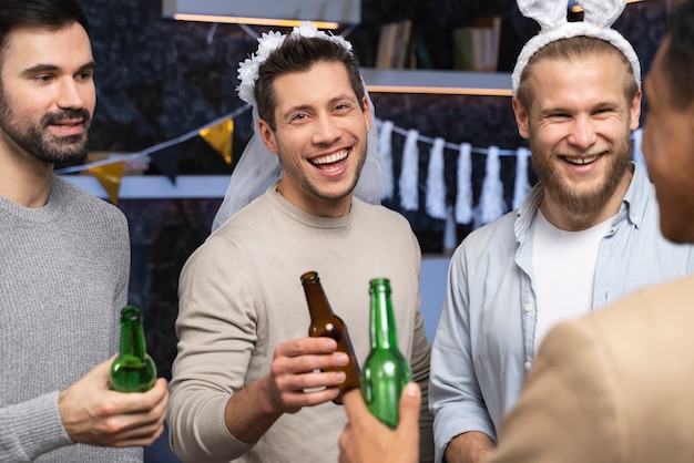 Homens felizes na despedida de solteiro