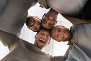 Foto grátis homens felizes na despedida de solteiro