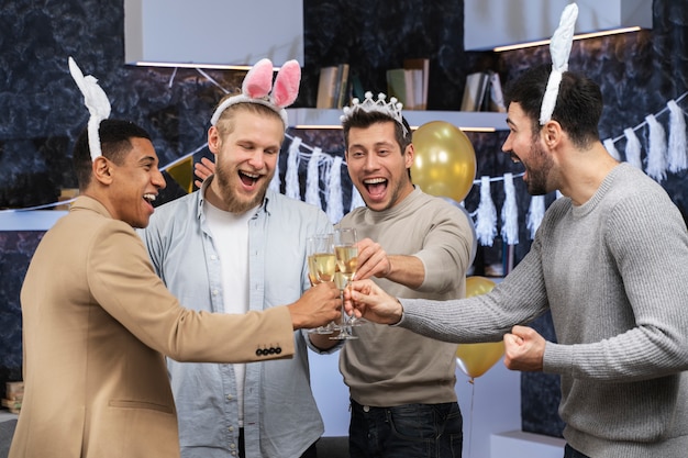 Homens felizes na despedida de solteiro