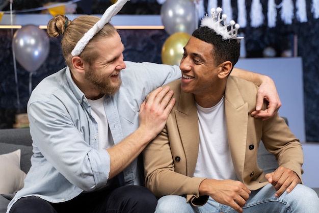 Homens felizes na despedida de solteiro